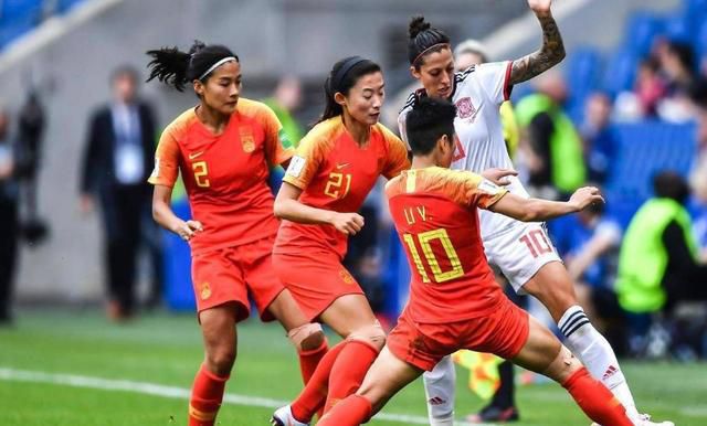 他每挺进一下女人就呻吟